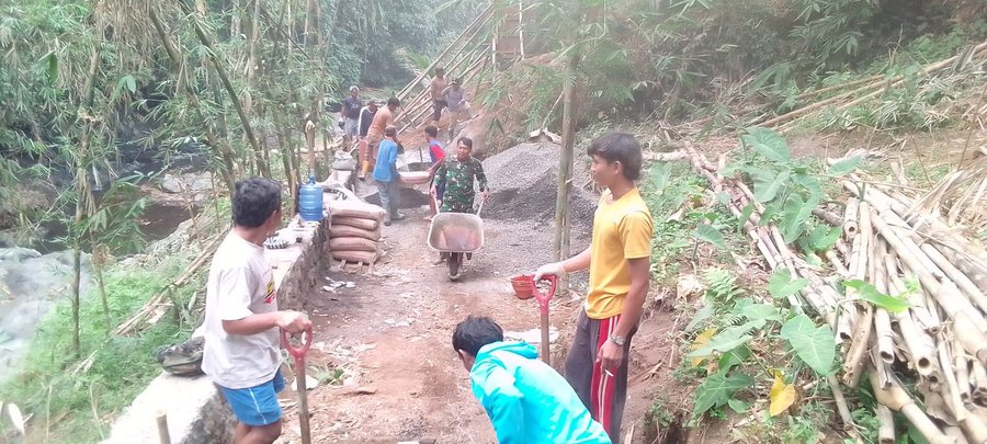 Semangat Gotong Royong Bangun Jembatan Garuda di Purbalingga