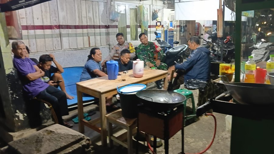 Perkuat Sinergitas, Babinsa Koramil 04-Kutasari Gelar Komsos di Desa Sumingkir