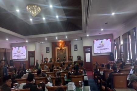 Rapat Paripurna DPRD Tulungagu