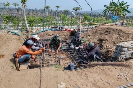 Bahu Membahu Warga Bersama TNI