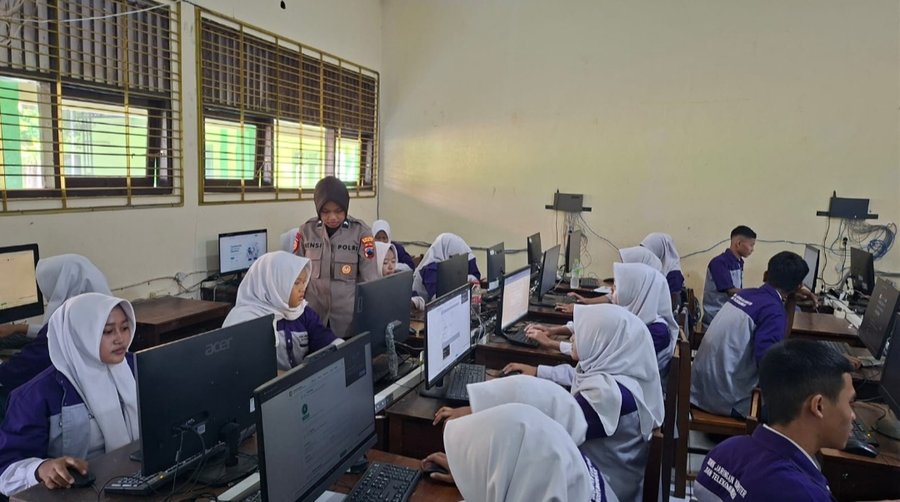 Belajar AI, Pelajar SMK Negeri 2 Demak Diajarkan Tangkal Hoaks