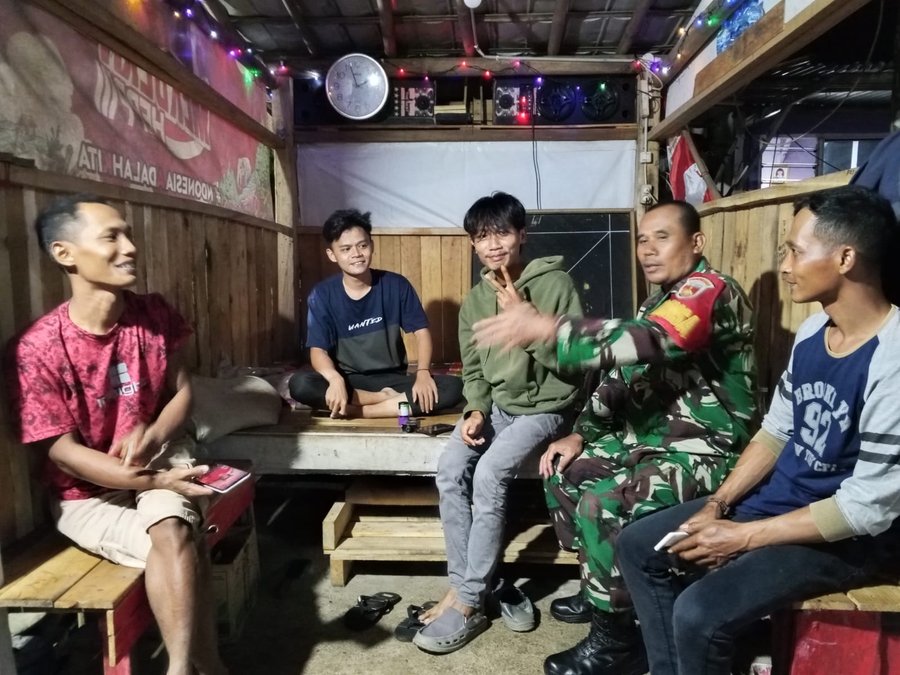 Babinsa Koramil 05-Bukateja Jalin Silaturahmi Melalui Komsos Malam di Desa Karanggedang