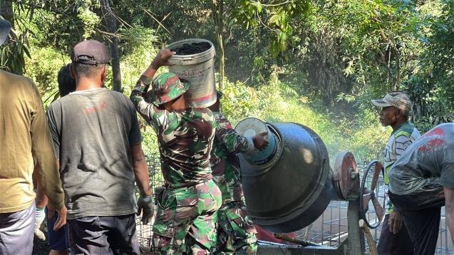  Semangat TNI dan Warga Gotong Royong Bangun Jembatan Garuda di Desa Serayu Larangan