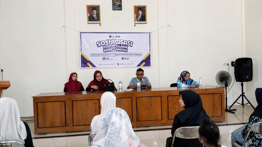 Peduli Lingkungan, KKN Posko 98 Dorong Desa Turitempel Kelola Sampah melalui Bank Sampah