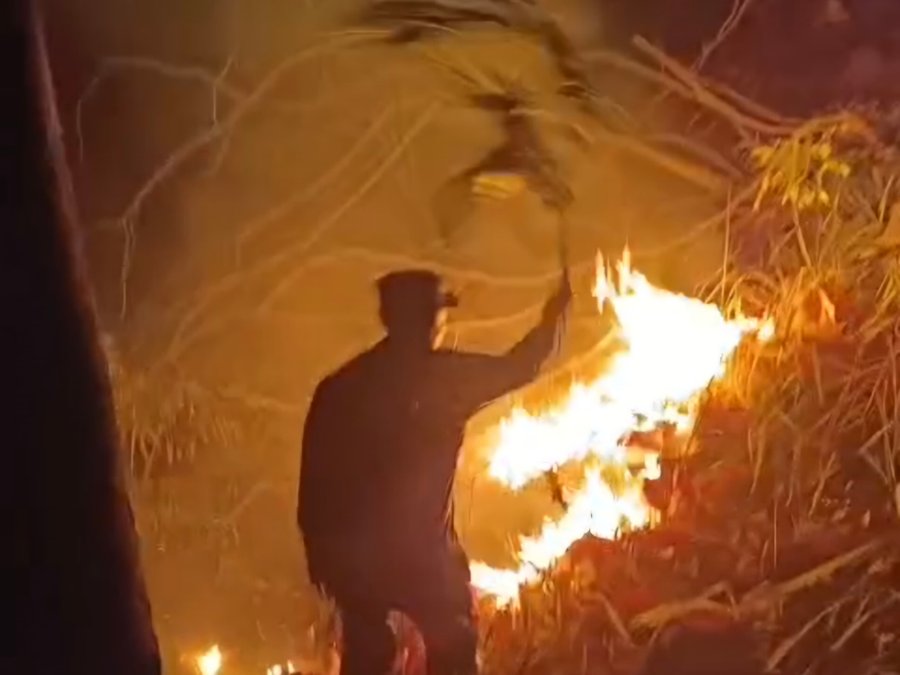 Kebakaran Lahan di Sambongsari, Anggota Koramil 715-04-Weleri Sigap Bantu Padamkan Api 