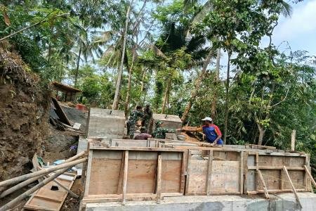 PANAS TERIK MATAHARI, TNI DAN WARG