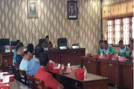 TERIMA AUDIENSI FSPKEP, KETUA DPRD