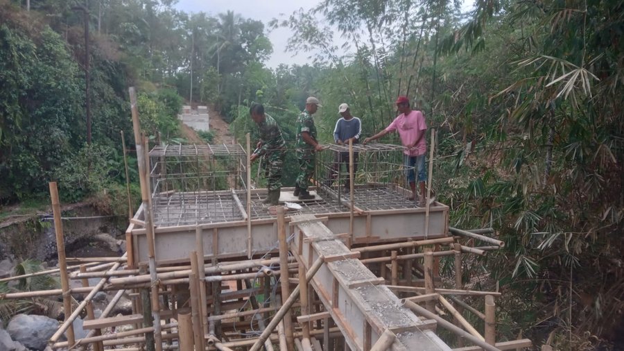 TNI dan Warga Pasang Besi Cor Tiang Pondasi Jembatan Garuda