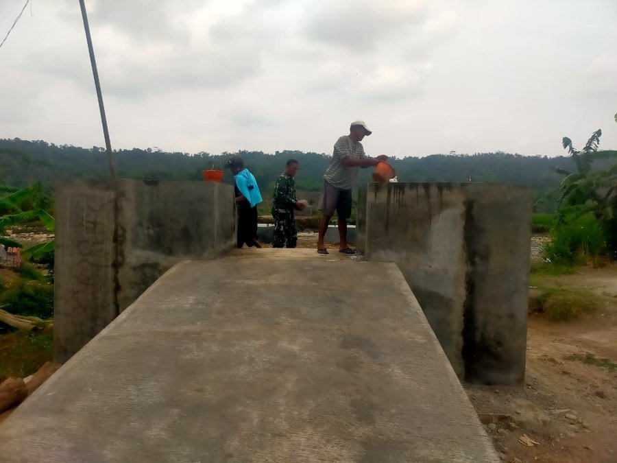 Babinsa dan Warga Siram Air Bangunan Pondasi Jembatan Garuda, Pastikan Bangunan Kuat
