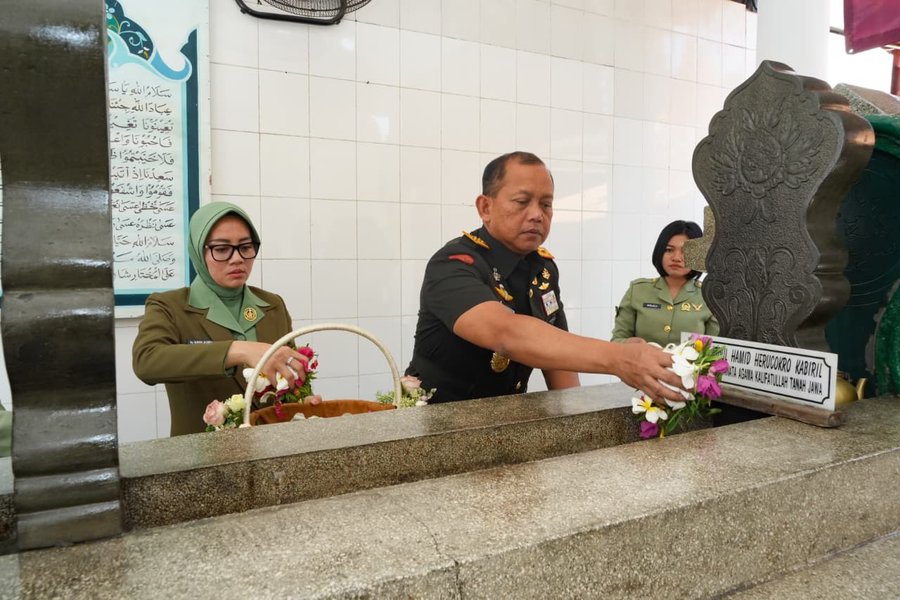  Pangdam IV-Diponegoro Ziarah ke Makam Pangeran Diponegoro di Makassar