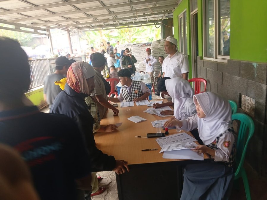  Bulog Salurkan Bantuan Beras Tiga Bulan, 2.115 Warga Desa Citatah Terima Masing-masing 3 Karung