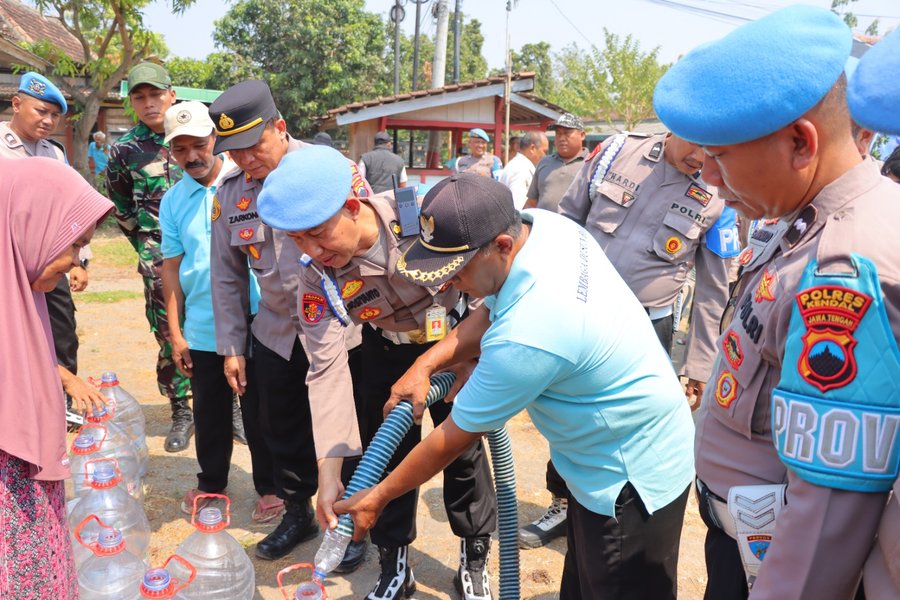 Propam Polda Jateng Salurkan 10.000 Liter Air Bersih untuk Warga Tejorejo Kendal