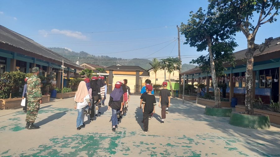 Tingkatkan Disiplin dan Kekompakan, Babinsa Latih Siswa SDN 04 Tlahap Lor PBB
