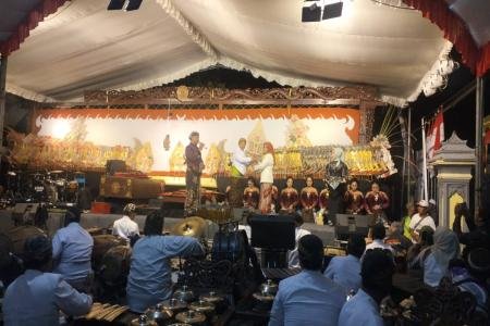 Tradisi neduh desa pojok gelar wayang 