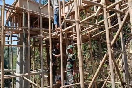 TNI dan Warga Estafet Material