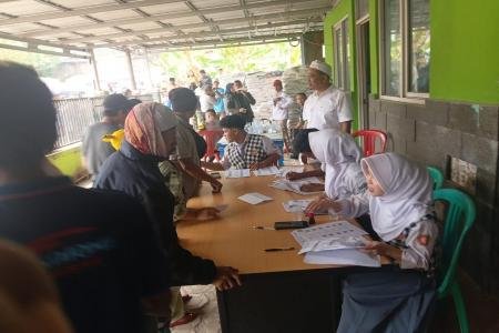  Bulog Salurkan Bantuan Beras Tiga Bulan 2115 Warga Desa Citatah Terim