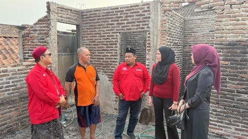 Rumah Kader Terbakar, Ketua DPC PDI Perjuangan Batang Gerak Cepat Salurkan Bantuan