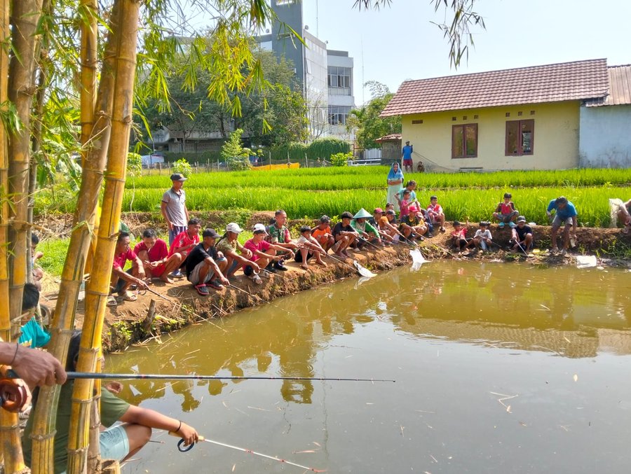 Babinsa Kedungwuluh Mancing Bersama Warga