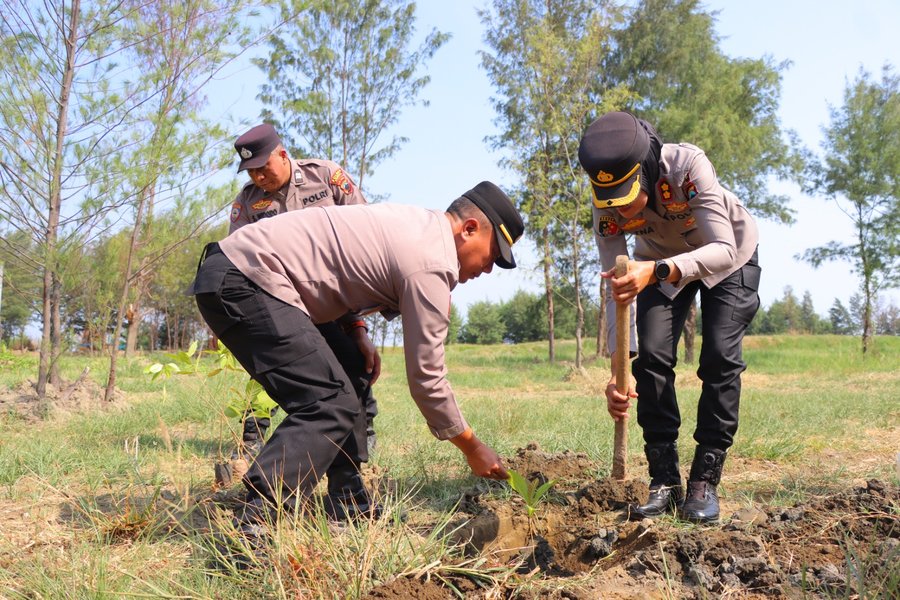 Dukung Quick Wins Presisi, Polres Kendal Hijaukan Pesisir Pantai Muara Kencan