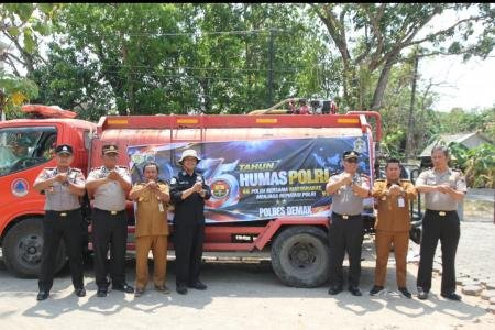 Polres Demak Salurkan Lima Tangki Air 